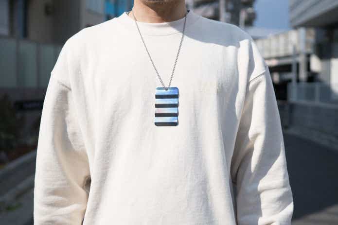 炙って色付けしたチタン洗濯板をネックレスにしたところ