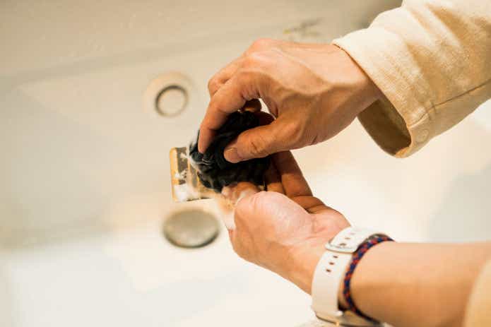 チタン洗濯板で洗っている