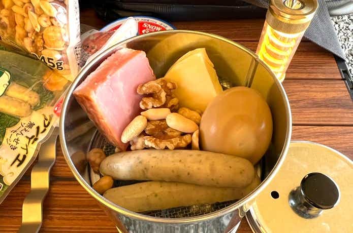 鋼板商事「BAKECO SMOKER」に食材を詰める