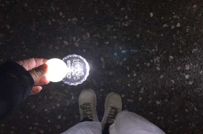 クーラーライトで足元を照らしている