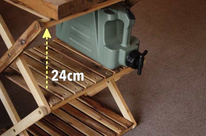 キャプテンスタッグの木製ラックにフィールドタンクを合わせている