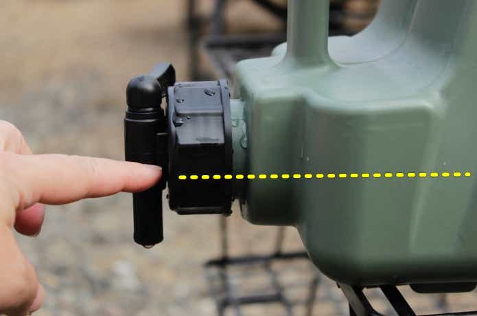 フィールドタンクカーキのコック位置