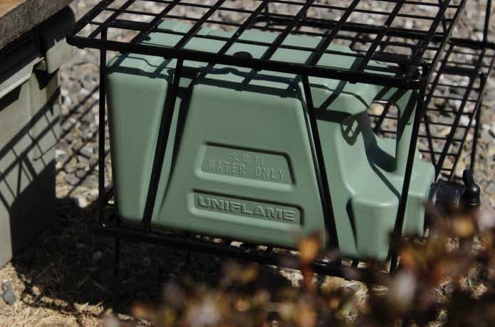 重ねたフィールドラックにフィールドタンクカーキを合わせている