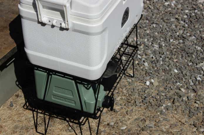 フィールドラックにフィールドタンクカーキを置いている