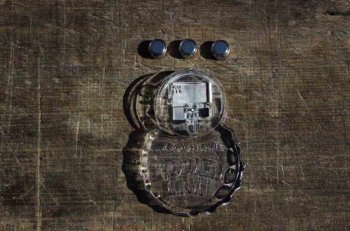 クーラーライトのボタン電池を取り出している