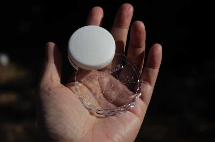 クーラーライトを手に載せている