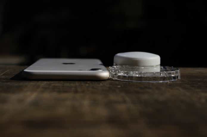 クーラーライトの厚みをスマホと比較