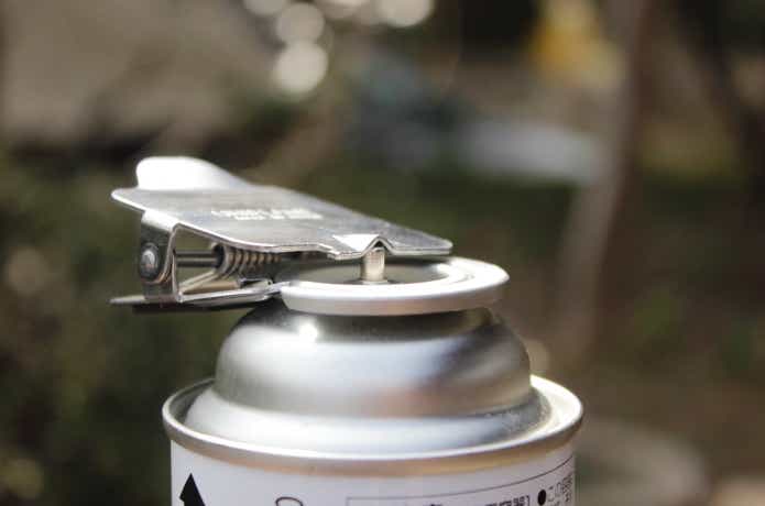 ガス抜きクリップをカセットボンベに挟んでいる