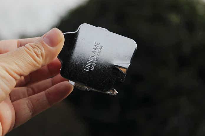 ガス抜きクリップの光沢のある表面