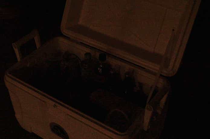 夜、暗くて見えにくいクーラーボックス