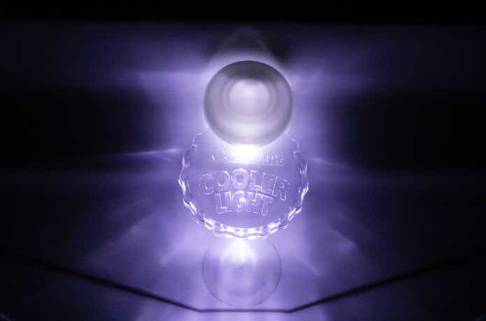 クーラーライトのクリスタルのような光の透け具合