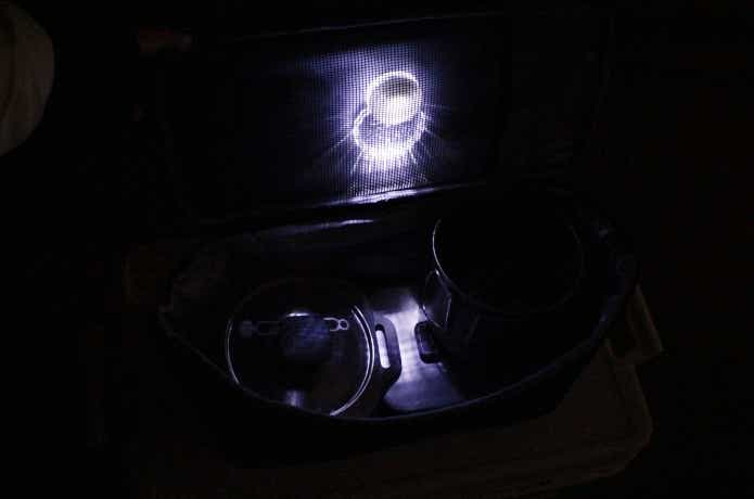 クーラーライトをギアケースに貼り付けてある