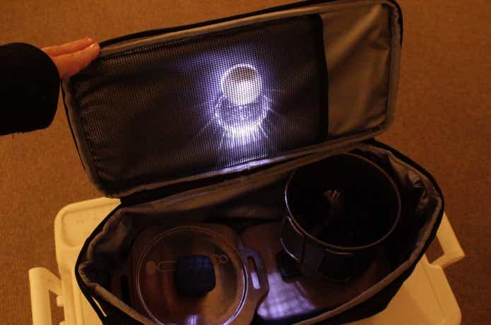 クーラーライトをギアケースに貼り付けてある