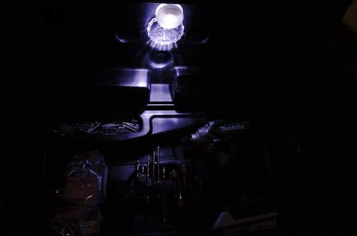 クーラーライトで工具箱を照らしている