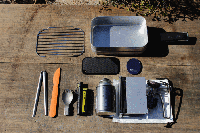 ラージメスティンにギアを収納していく様子