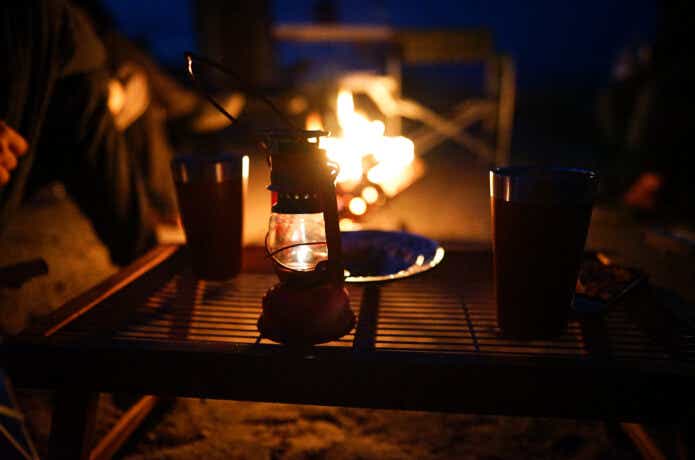 夜の薄暗いキャンプサイト