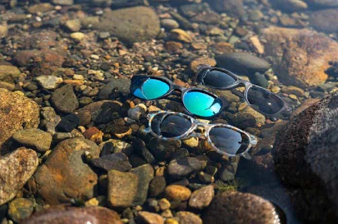 水に浮いた3つのDANG SHADES FLOATY B
