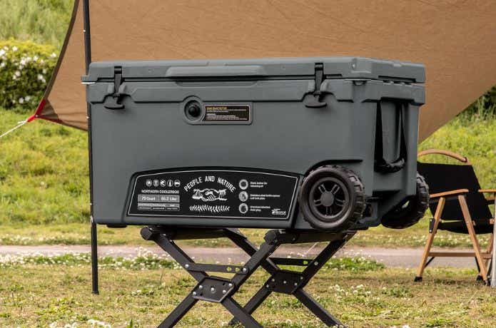 キャスター付きのクーラーボックスをスタンドの上にのせる