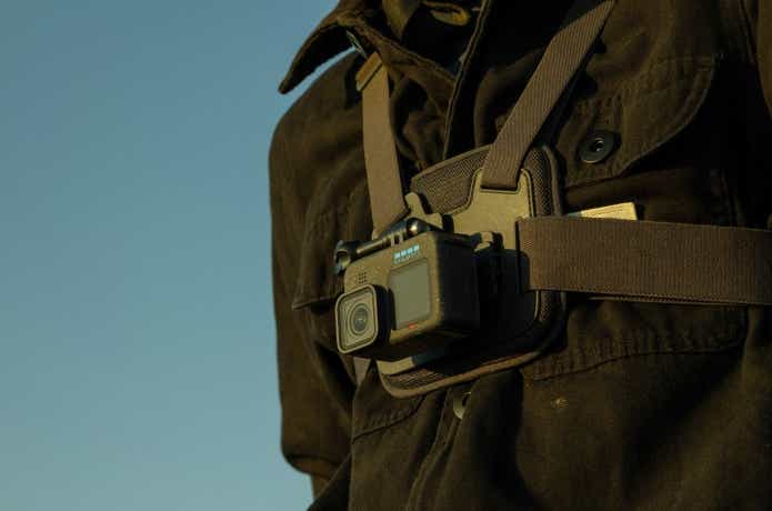胸元に取り付けられたGoPro HERO12 Black