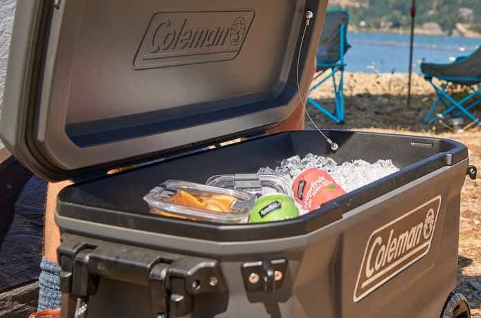 キャスター付きのクーラーボックスの中に入った飲み物