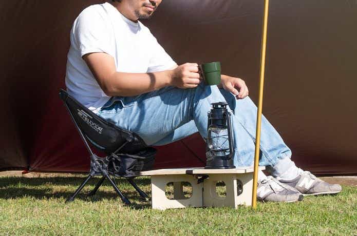 コンパクトなチェアに座る男性