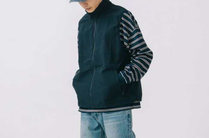 BEAMS HEARTのベストジレを着用する男性
