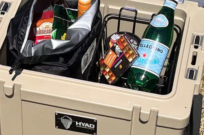 オレゴニアンキャンパー HYAD クーラーボックス 27Rに食材を入れる