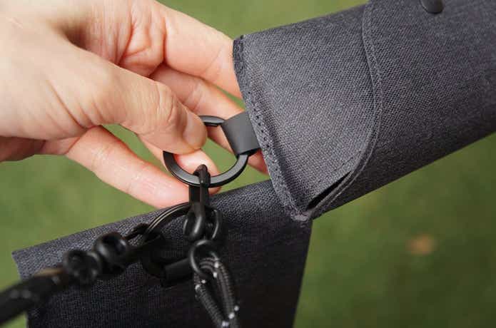 無印良品のウェルダーアイグラスケース、サコッシュとの連結