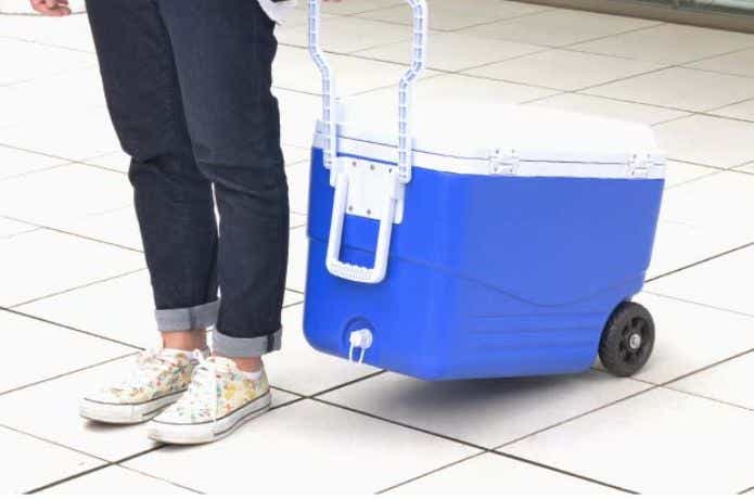 フィールドア COOLER BOX 46Lを引く人