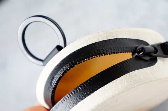 無印良品のコットンウェルダーラウンドケースの止水ファスナー