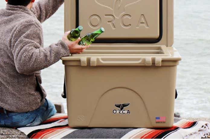 オルカ Seafoam 58 Coolerから飲み物を取り出す
