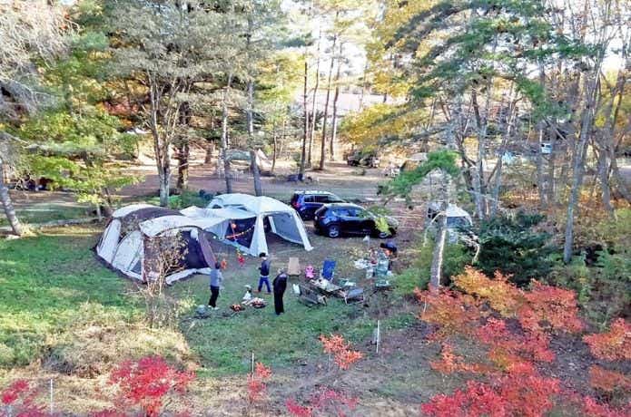 百年小屋キャンプ場でキャンプするファミリー
