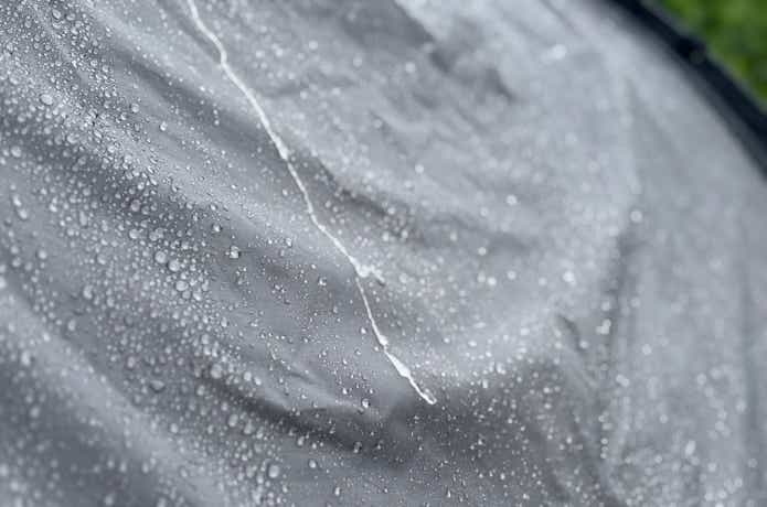 生地が雨を弾いている