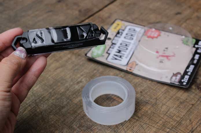 Starryにヤモリグリップを貼っているところ