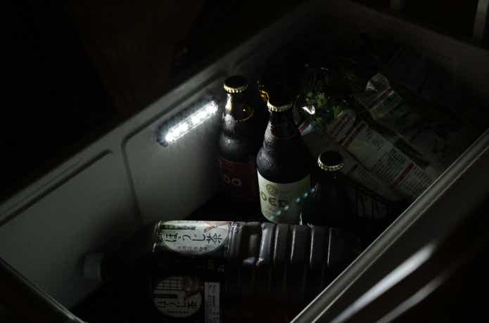 Starryをクーラーボックスの内部にくっつけている