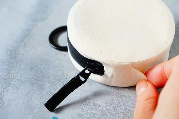 無印良品のコットンウェルダーラウンドケースの止水ファスナー横のつまみ