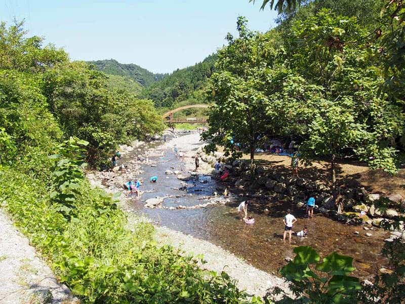 午前中にチェックインできる点が魅力。川遊びも楽しめる