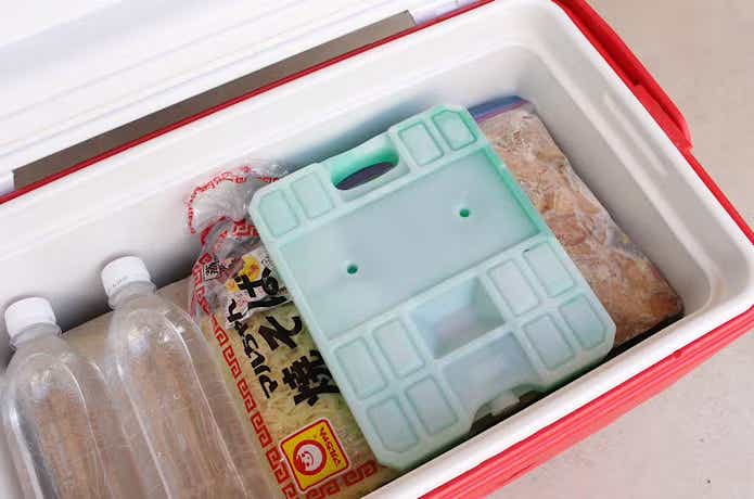 保冷剤を入れたクーラーボックス
