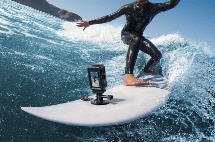 サーフボードに取り付けられたDJI Osmo Action 4 Standard