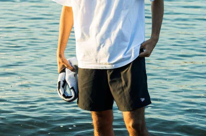 ニューエラの海パンを履く男性