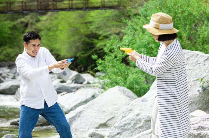 水遊びを楽しむ男女