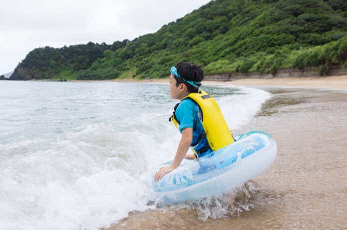 ライフジャケットをつけた子供