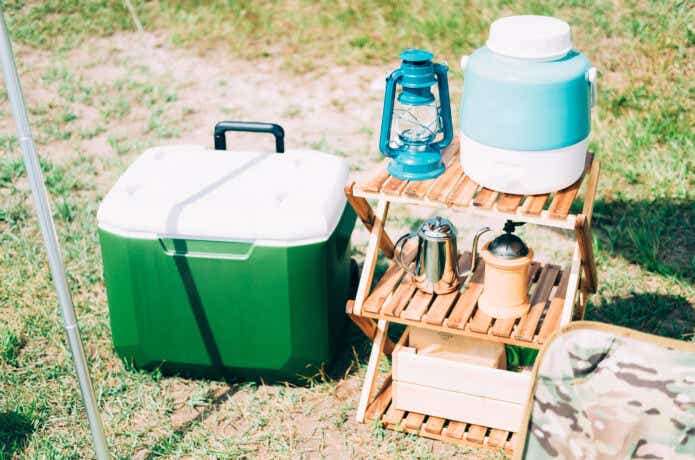 クーラーボックスとキャンプ道具