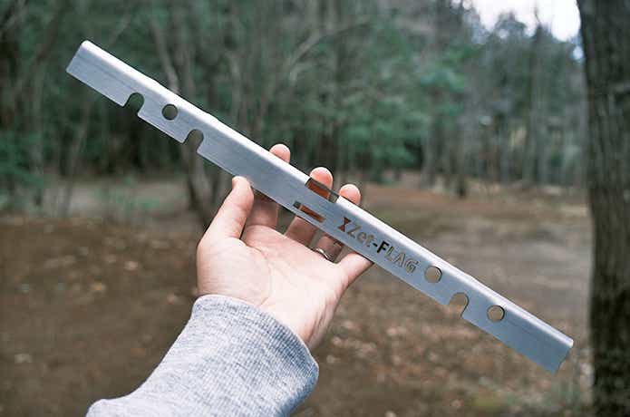 手に持ったZet-FLAGの薪スタンド