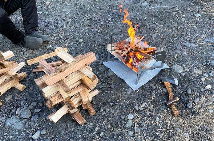 焚き火と積み上げた薪