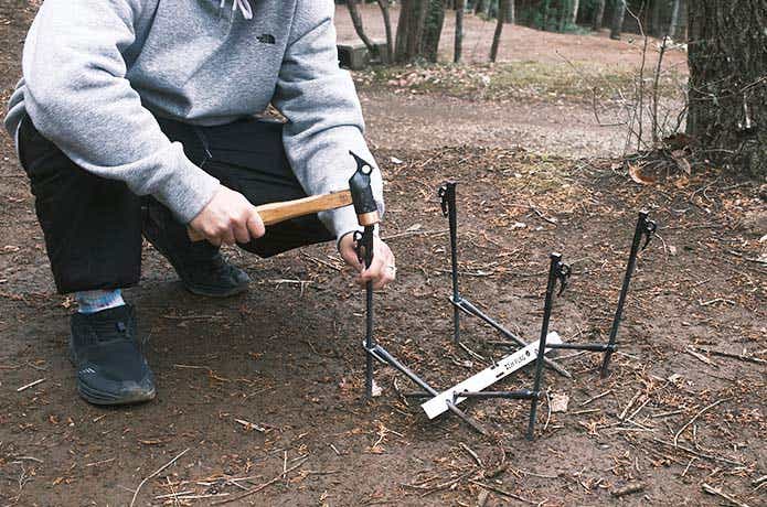 組み立て中のゼットログスタンド