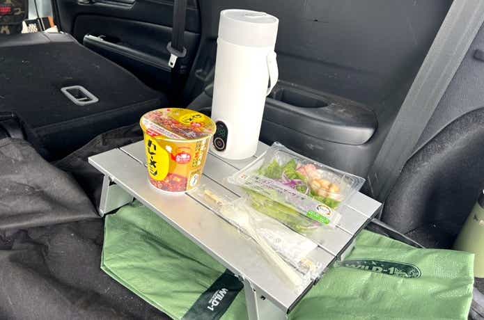 MACOLAUDER「充電式電気ケトル」＆日清「カレーメシ」