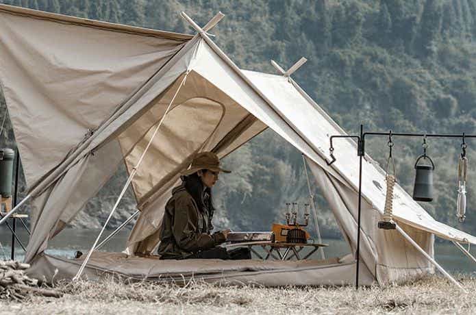 ネイチャーハイク EXtend4.8 ロッジテントの中でくつろぐ人