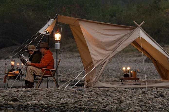 岩場で2人でキャンプ