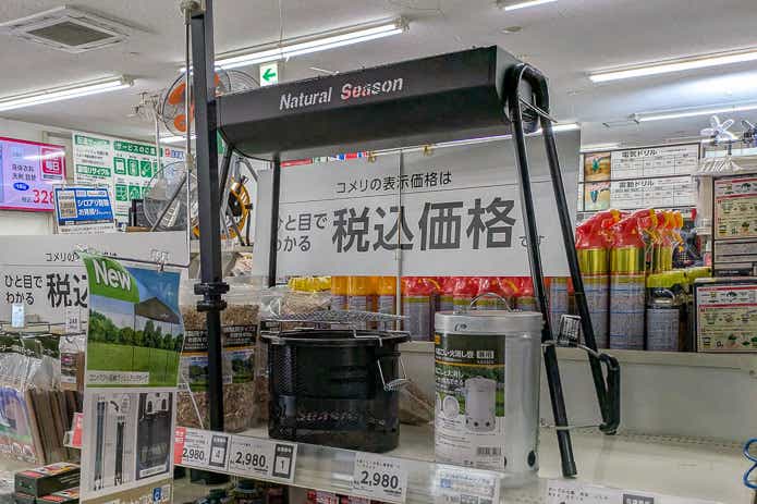 コメリのアウトドア用品売り場